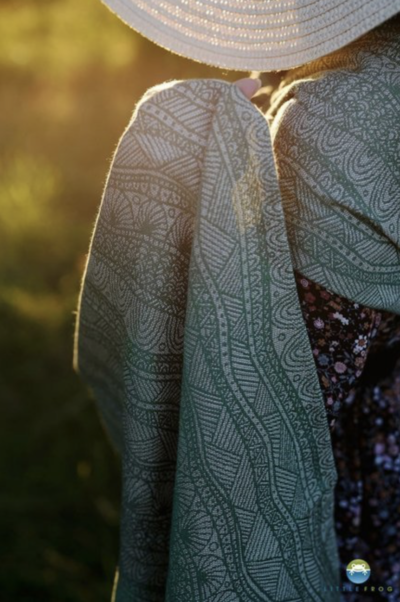 Sling Green Linen Harmony, de Little Frog – Image 3